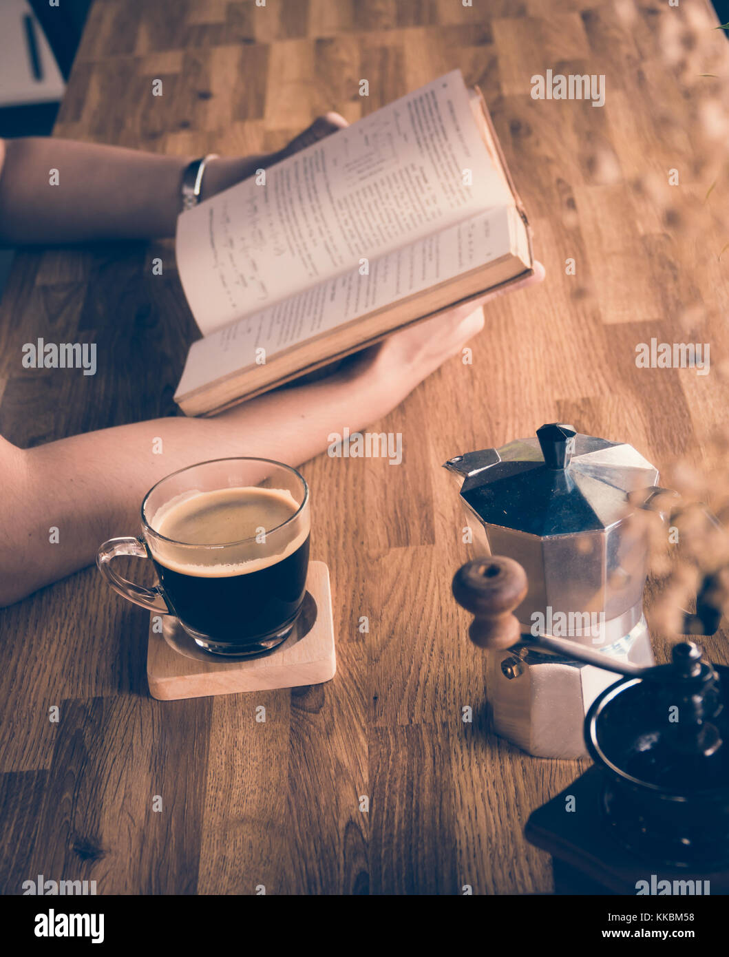 Weiche Foto von jungen Mädchen ein Buch lesen und Kaffee trinken Stockfoto