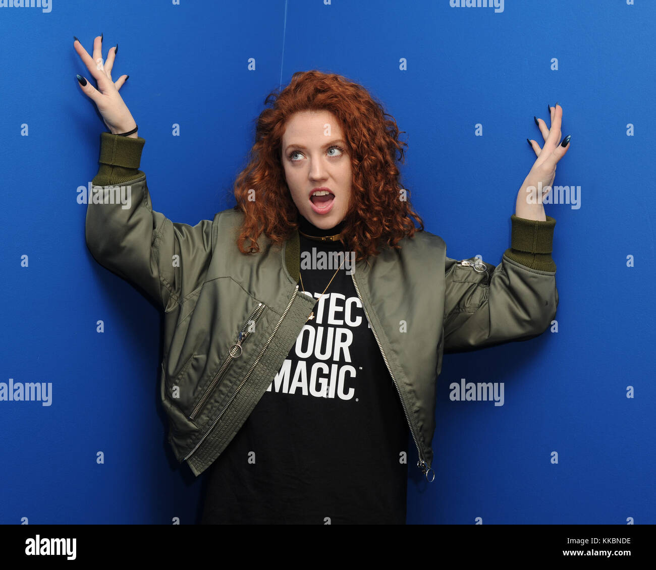 FORT LAUDERDALE, FL – 29. JANUAR: Jess Glynne posiert für ein Porträt auf der Radiostation Y-100. Jessica Hannah „Jess“ Glynne (* 20. Oktober 1989 in London) ist eine britische Sängerin und Songwriterin, die bei Atlantic Records unter Vertrag stand. Sie erlangte Bekanntheit als Darstellerin in Clean Bandits Single „Torether Be“ und Route 94’s „My Love“, die beide 2014 Platz 1 in den UK Singles Charts erreichten. Ihre Debüt-Solo-Single Right Here erreichte am 29. Januar 2016 die Top Ten in Fort Lauderdale, Florida People: Jess Glynne Stockfoto