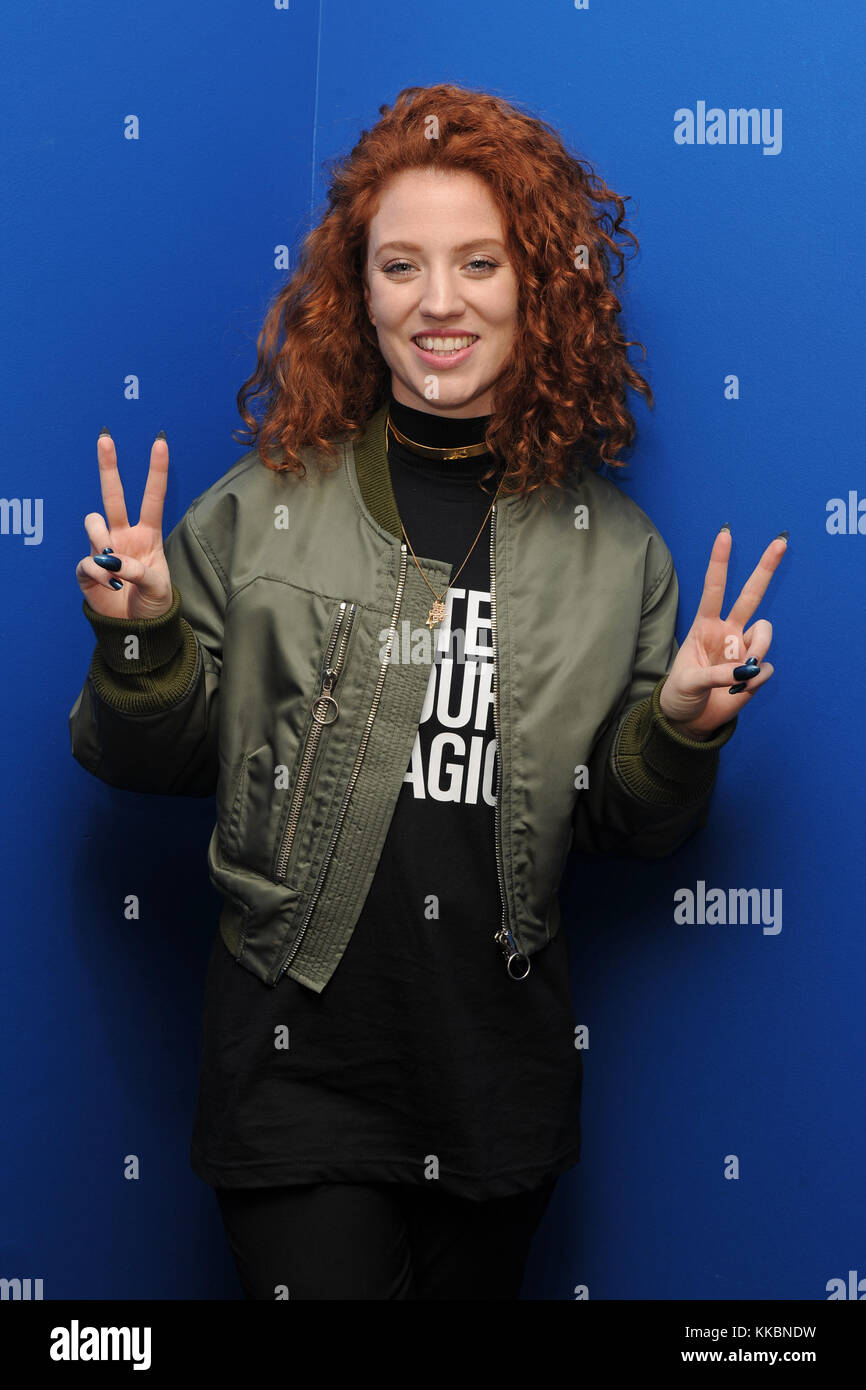 FORT LAUDERDALE, FL – 29. JANUAR: Jess Glynne posiert für ein Porträt auf der Radiostation Y-100. Jessica Hannah „Jess“ Glynne (* 20. Oktober 1989 in London) ist eine britische Sängerin und Songwriterin, die bei Atlantic Records unter Vertrag stand. Sie erlangte Bekanntheit als Darstellerin in Clean Bandits Single „Torether Be“ und Route 94’s „My Love“, die beide 2014 Platz 1 in den UK Singles Charts erreichten. Ihre Debüt-Solo-Single Right Here erreichte am 29. Januar 2016 die Top Ten in Fort Lauderdale, Florida People: Jess Glynne Stockfoto