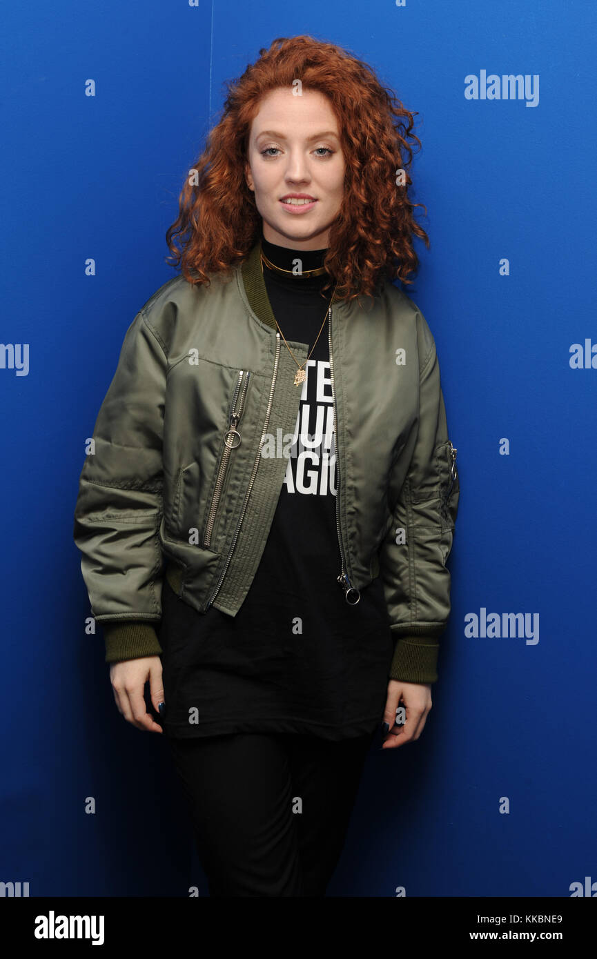 FORT LAUDERDALE, FL – 29. JANUAR: Jess Glynne posiert für ein Porträt auf der Radiostation Y-100. Jessica Hannah „Jess“ Glynne (* 20. Oktober 1989 in London) ist eine britische Sängerin und Songwriterin, die bei Atlantic Records unter Vertrag stand. Sie erlangte Bekanntheit als Darstellerin in Clean Bandits Single „Torether Be“ und Route 94’s „My Love“, die beide 2014 Platz 1 in den UK Singles Charts erreichten. Ihre Debüt-Solo-Single Right Here erreichte am 29. Januar 2016 die Top Ten in Fort Lauderdale, Florida People: Jess Glynne Stockfoto