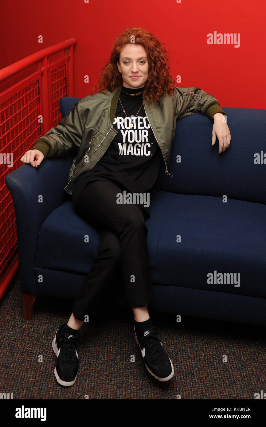 FORT LAUDERDALE, FL – 29. JANUAR: Jess Glynne posiert für ein Porträt auf der Radiostation Y-100. Jessica Hannah „Jess“ Glynne (* 20. Oktober 1989 in London) ist eine britische Sängerin und Songwriterin, die bei Atlantic Records unter Vertrag stand. Sie erlangte Bekanntheit als Darstellerin in Clean Bandits Single „Torether Be“ und Route 94’s „My Love“, die beide 2014 Platz 1 in den UK Singles Charts erreichten. Ihre Debüt-Solo-Single Right Here erreichte am 29. Januar 2016 die Top Ten in Fort Lauderdale, Florida People: Jess Glynne Stockfoto