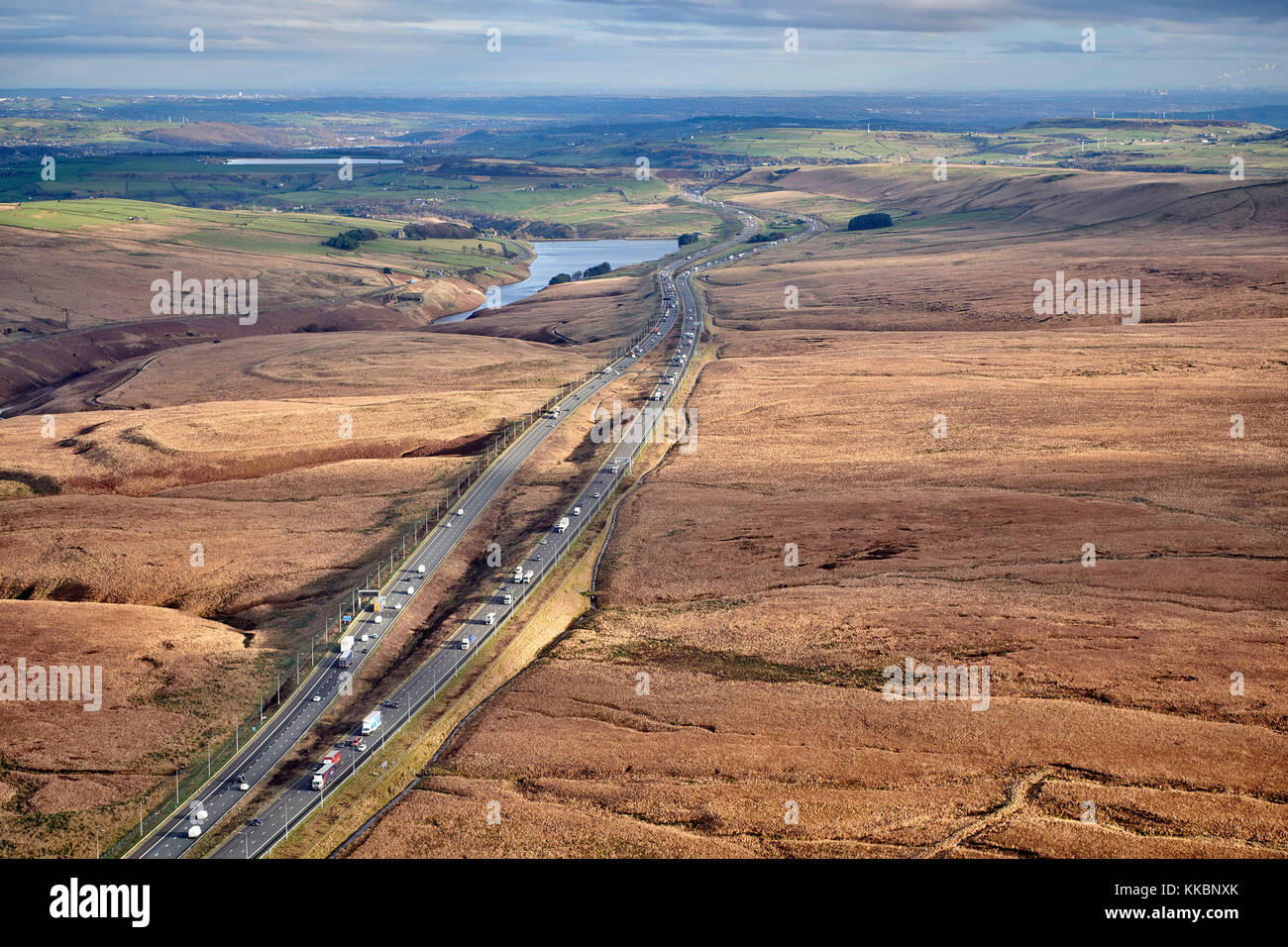 Eine Luftaufnahme der Autobahn M62 an ihrem höchsten Punkt in den Pennine Hills, West Yorkshire, Nordengland, Großbritannien Stockfoto
