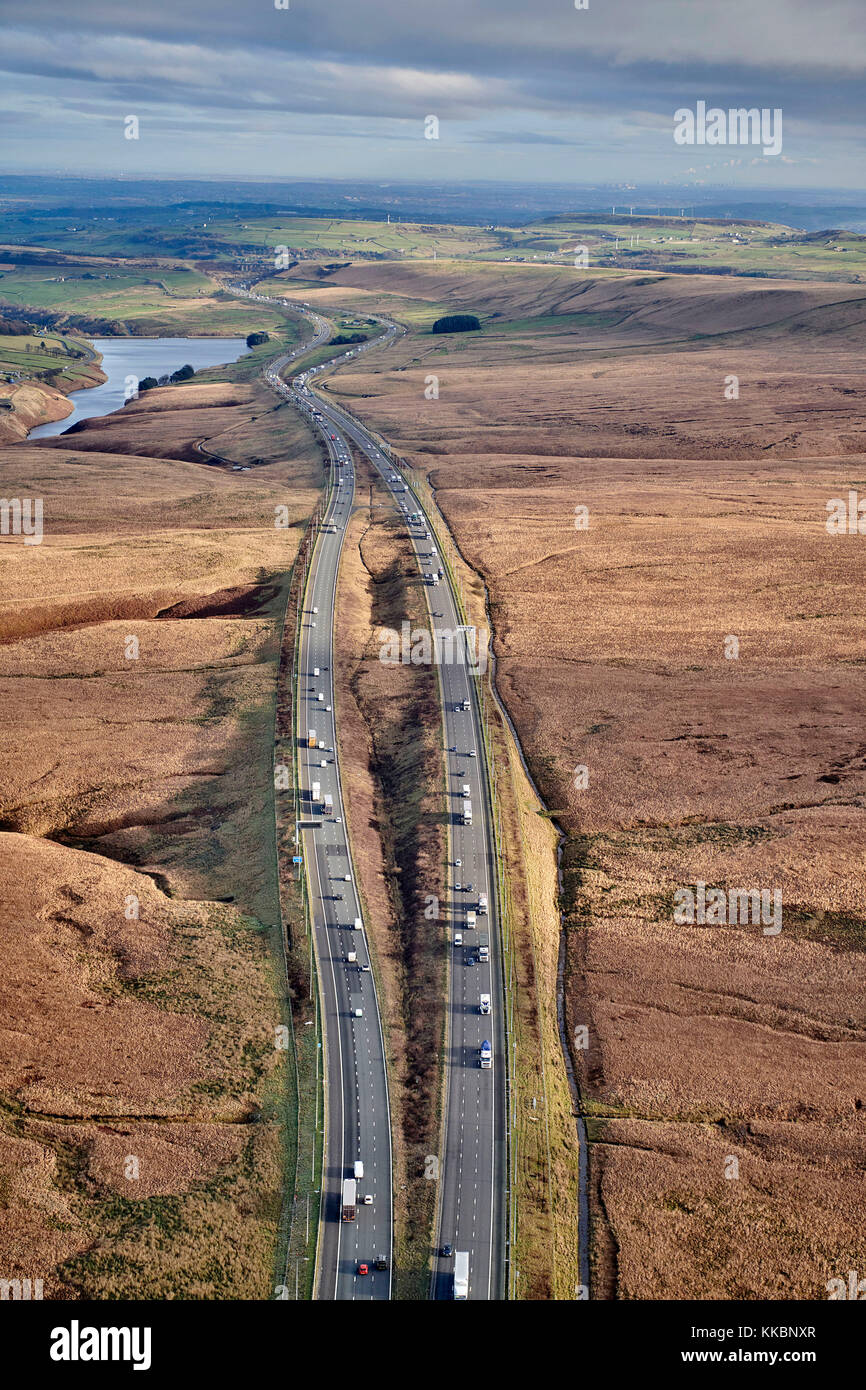Eine Luftaufnahme der Autobahn M62 an ihrem höchsten Punkt in den Pennine Hills, West Yorkshire, Nordengland, Großbritannien Stockfoto
