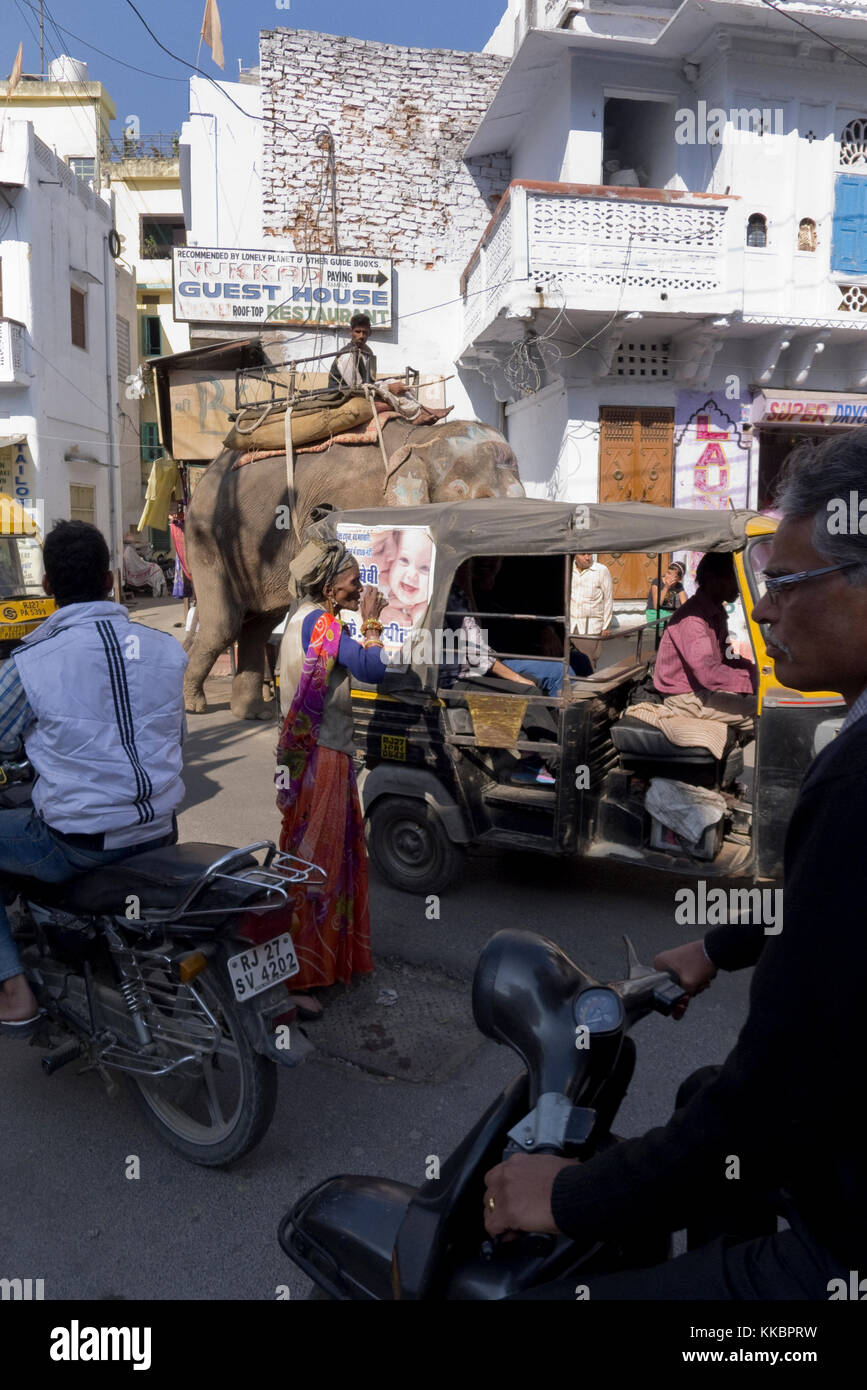 Viel befahrenen Straße Szene in Udaipur, Rajasthan, Indien Stockfoto