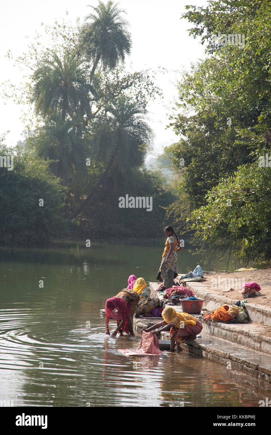 Frauen Wäsche am Fluss ghats am Bijaipur Dorf, Rajasthan, Indien Stockfoto