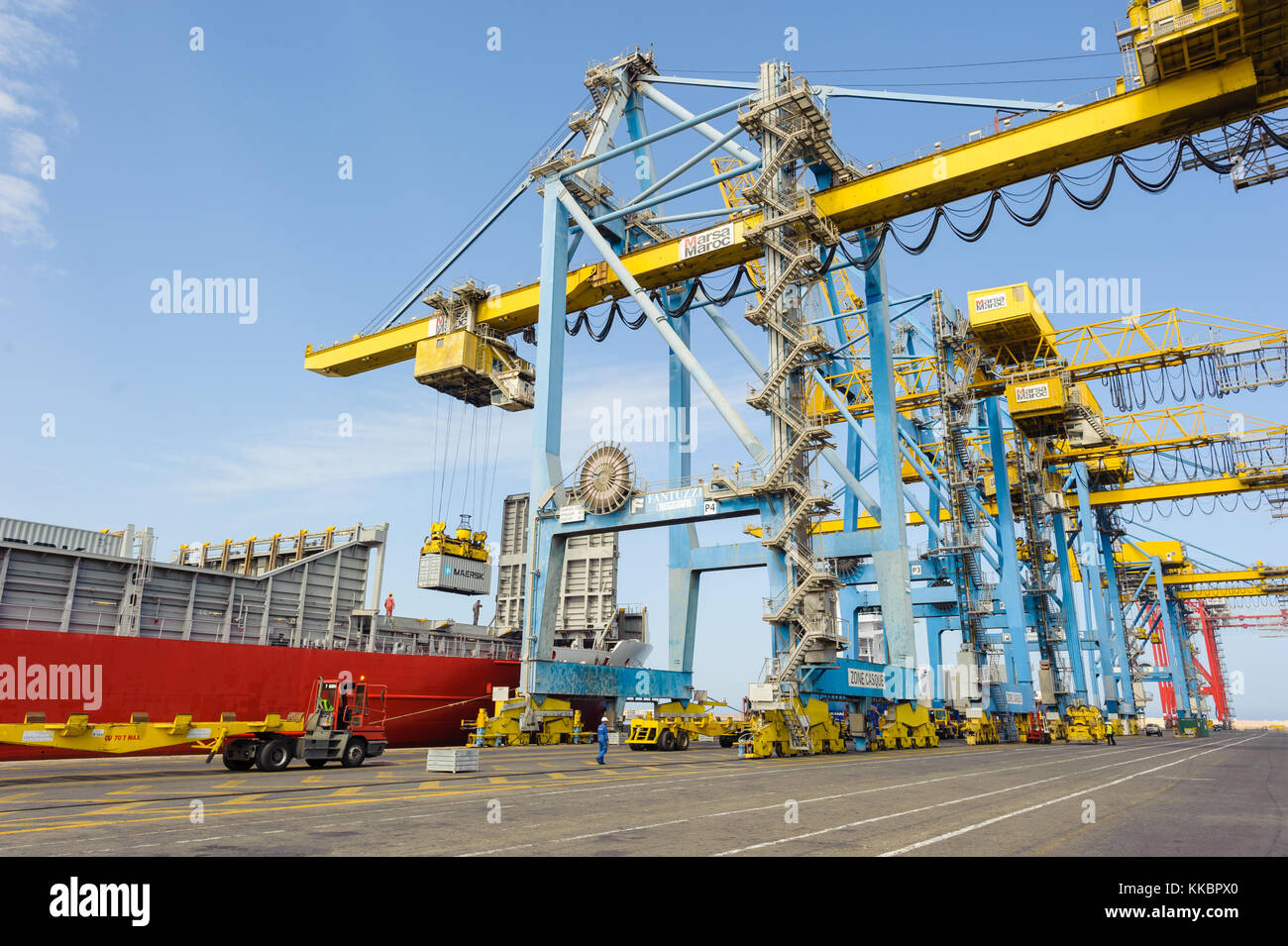 Schiff beladen Container im Hafen von Casablanca Stockfoto