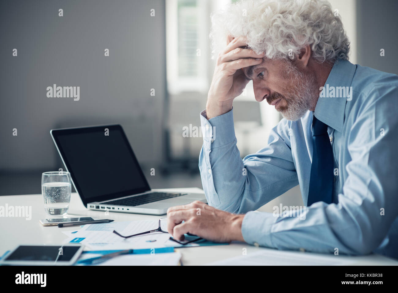 Betonte erschöpft Geschäftsmann im Büro Schreibtisch, Ausfall und Verlust Konzept sitzen Stockfoto