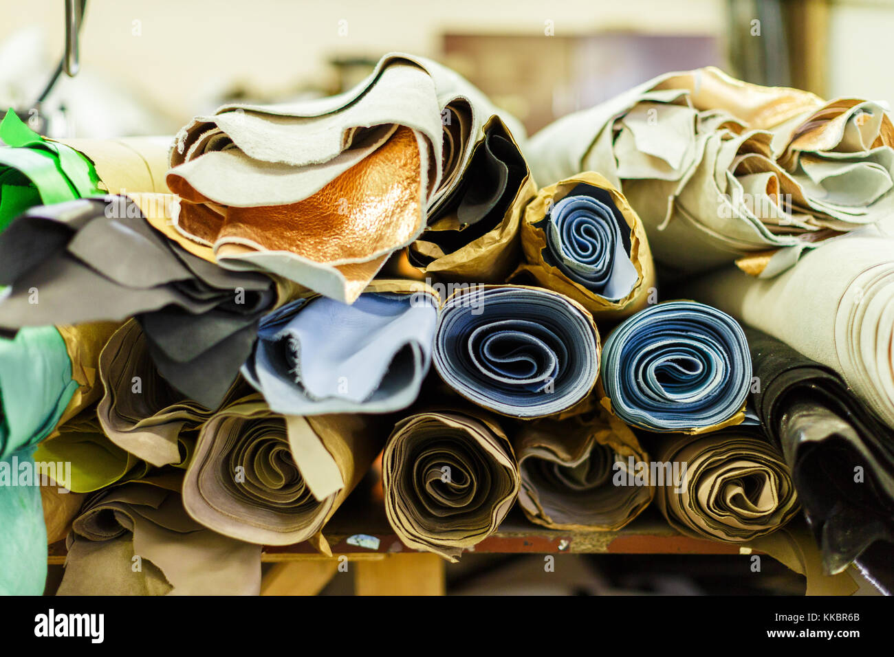 Rollen von bunten Textilien Stockfoto