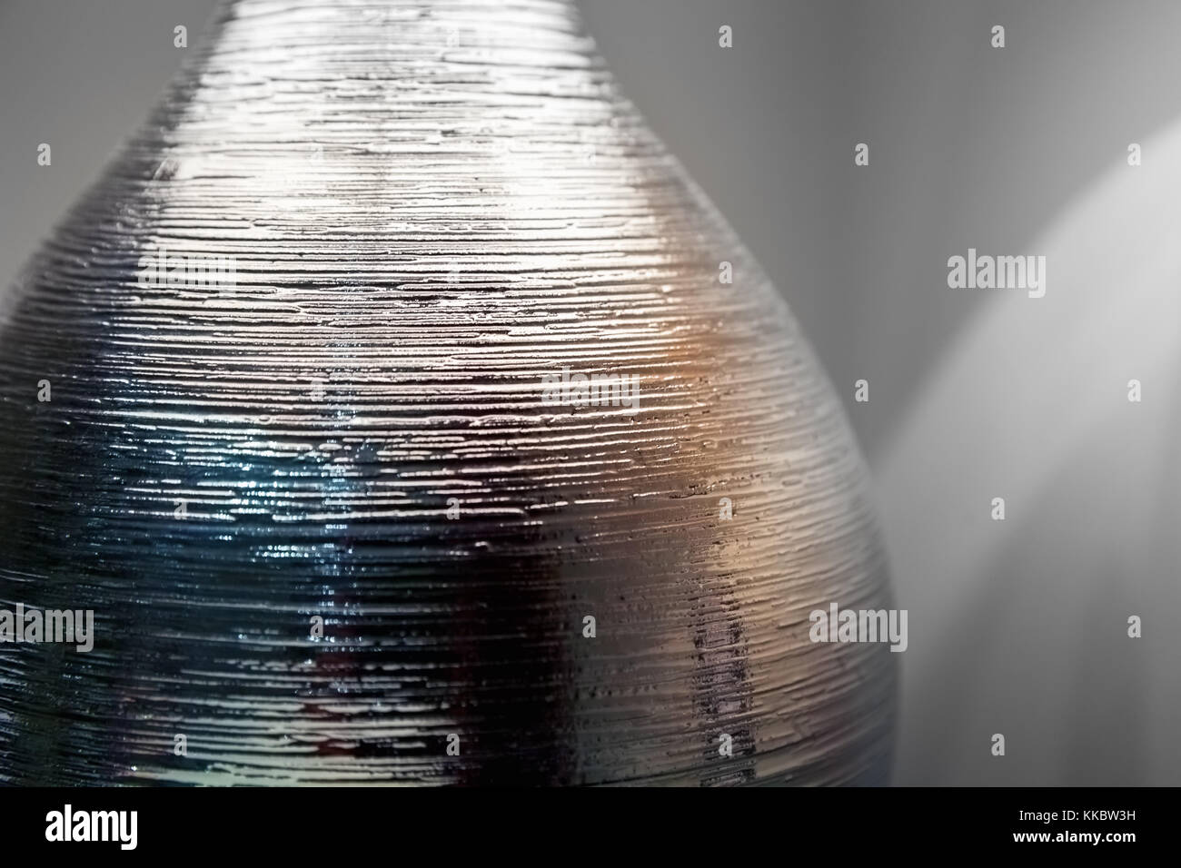 Dekorative glänzende metallische Vase, moderne Inneneinrichtung element Stockfoto