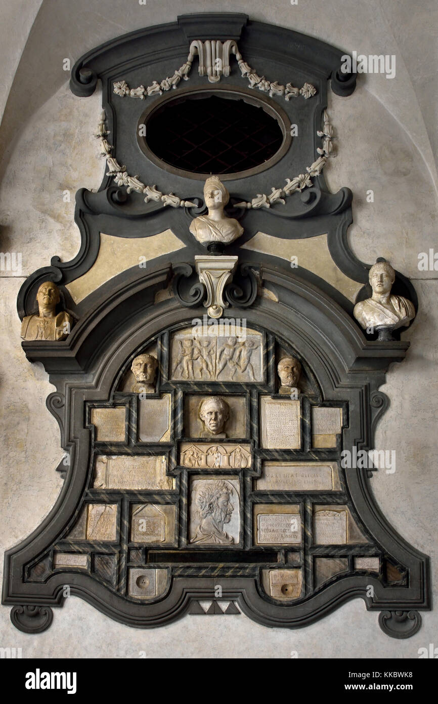 Römische Skulpturen und refliefs im Innenhof des Palazzo Medici Riccardi (Der Palast wurde von Michelozzo di Bartolomeo) Ausgelegt für Cosimo de' Medici, 1444 - 1484. Florenz Italien Stockfoto