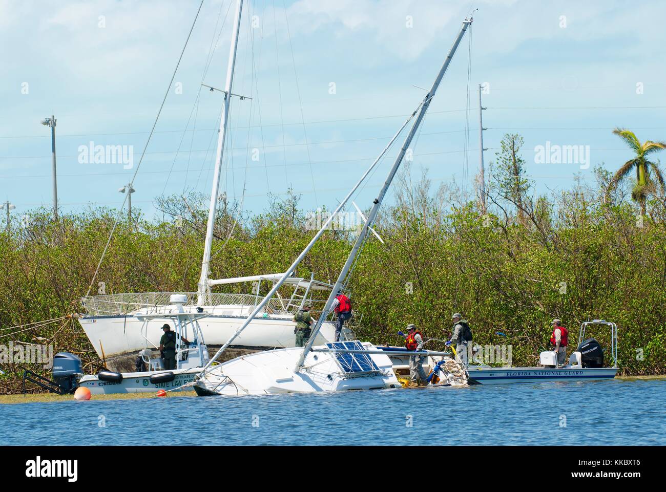 Us National Guard Soldaten Suche eine beschädigte Segelboot in der Nachmahd des Hurrikans Irma 12. September aufgegeben, 2017 in Marathon, Florida. (Foto von David sterphone über planetpix) Stockfoto