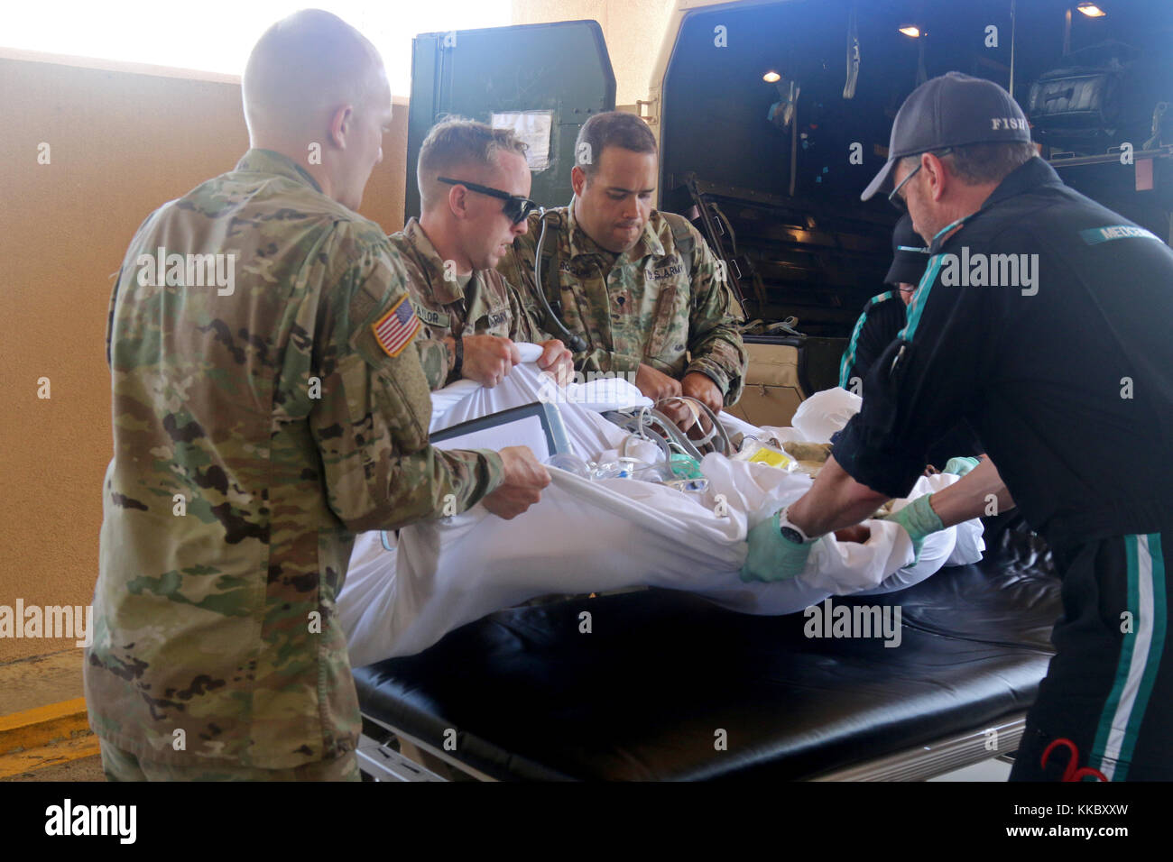 Us-Armee Soldaten Transport eines Patienten während einer medizinischen Evakuierung in der Nachmahd des Hurrikans irma September 24, 2017 in St. Thomas, U.S. Virgin Islands. (Foto durch alleea Oliver über planetpix) Stockfoto
