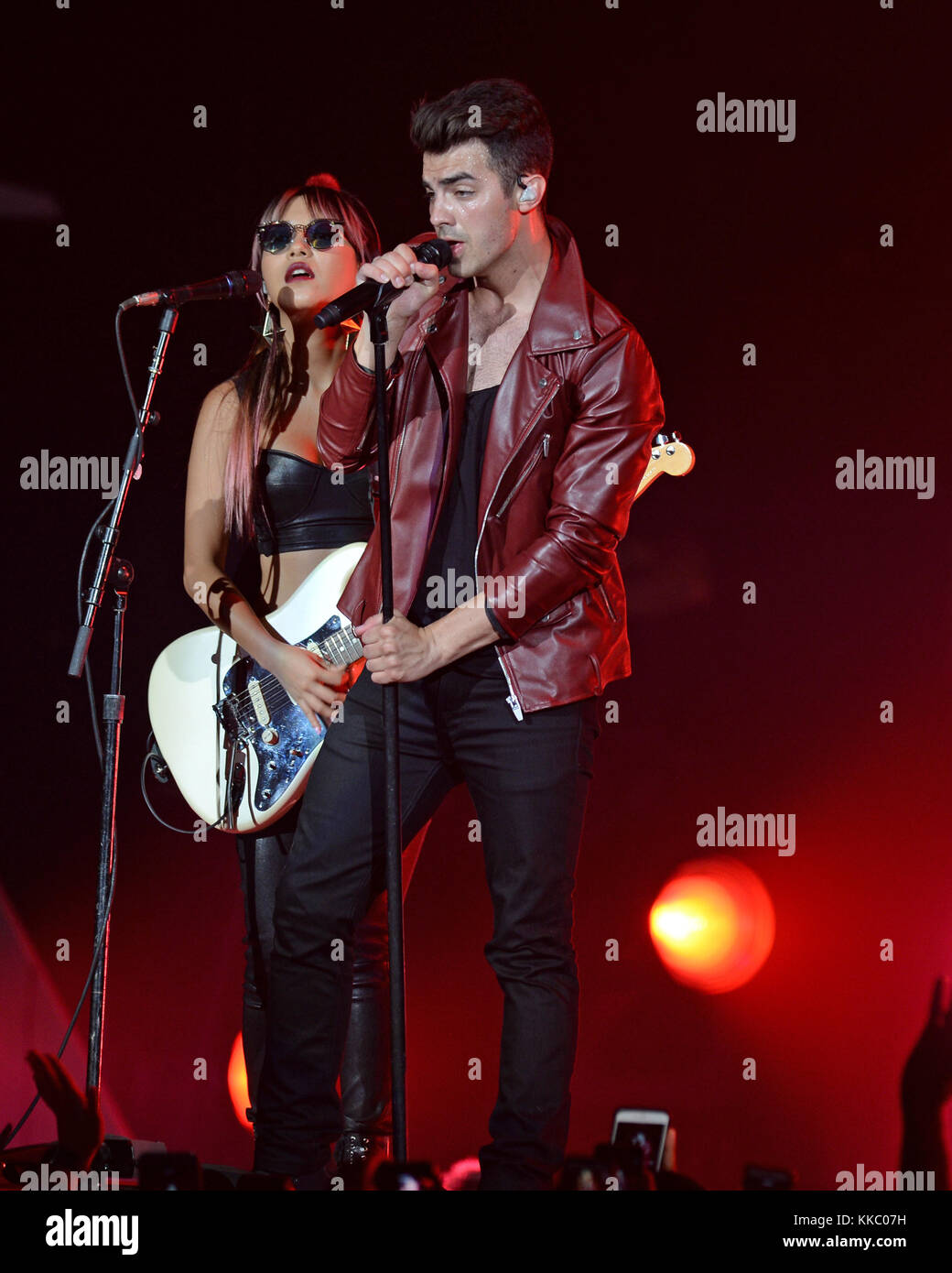 MIAMI, FL - 11. JUNI: (EMBARGO BIS 14.06.16) JinJoo Lee, Joe Jonas von DNCE treten am 11. Juni 2016 in der AmericanAirlines Arena in Miami Florida auf Stockfoto