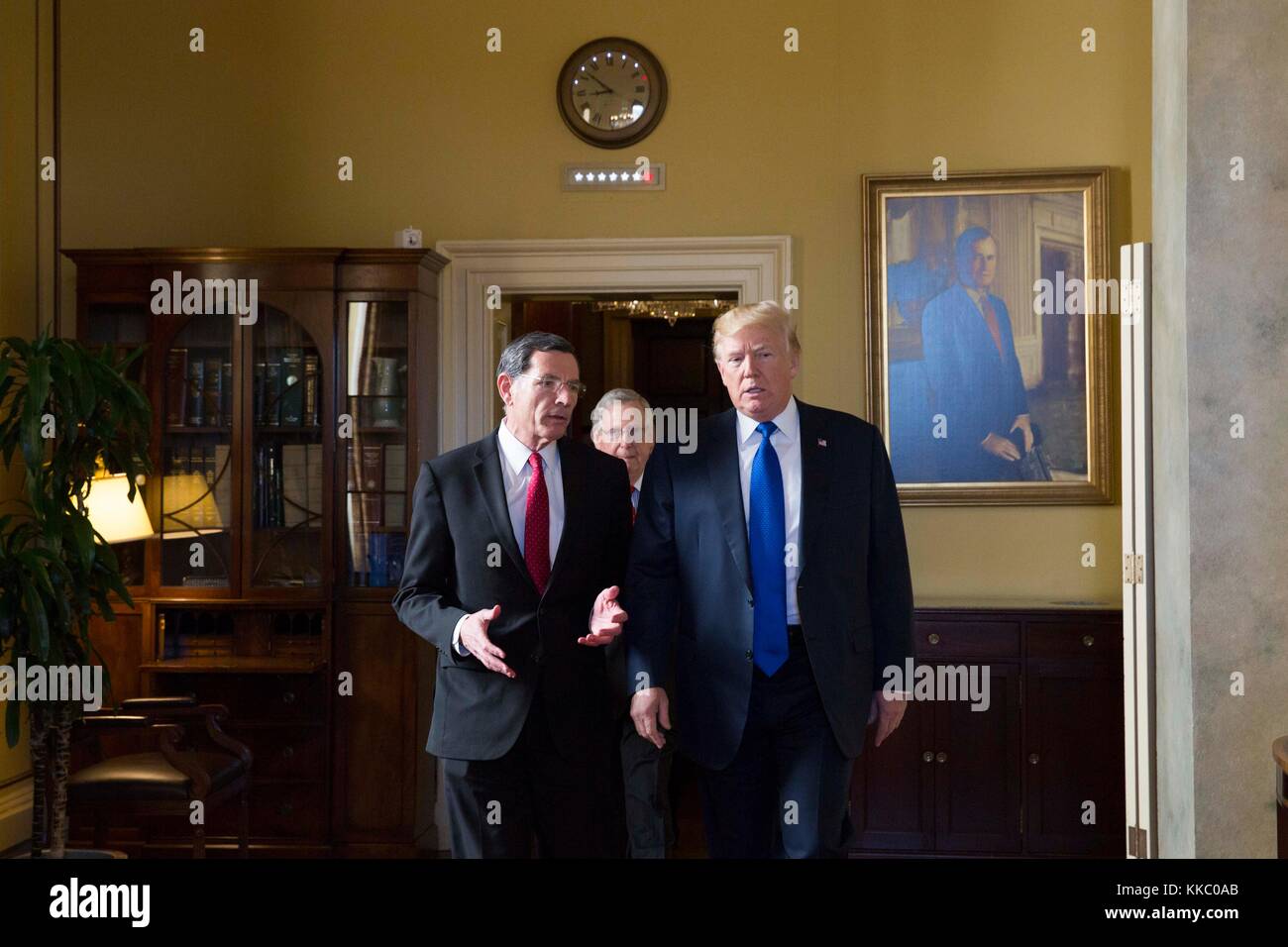 US-Präsident Donald Trump unterhält sich mit dem Vorsitzenden des Republican Policy Committee des US-Senats, Senator John Barrasso, der bei einem Besuch im US-Kapitol zur Durchsetzung seiner Steuerreform-Agenda am 28. November 2017 in Washington, D.C. Stockfoto