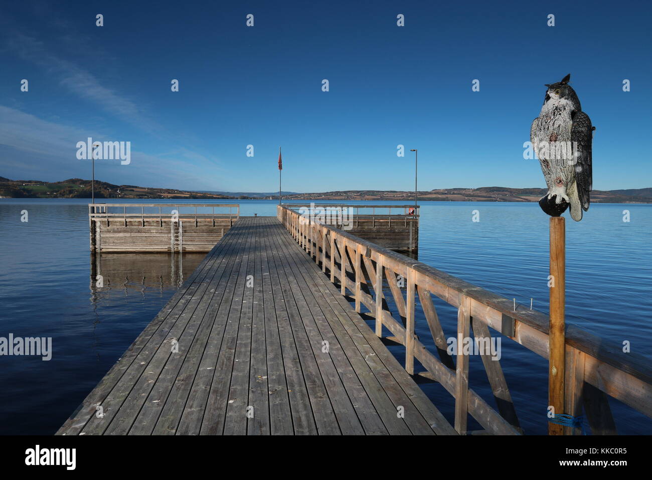 Holzsteg über ruhigen See, Norwegen Stockfoto