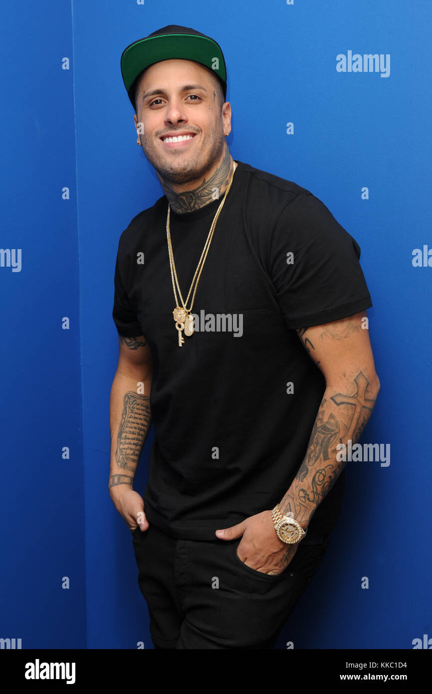 FORT LAUDERDALE, FL – 18. MAI: Nicky Jam posiert für ein Porträt auf der Radiostation Y-100 am 18. Mai 2016 in Fort Lauderdale, Florida. Leute: Nicky Jam Stockfoto