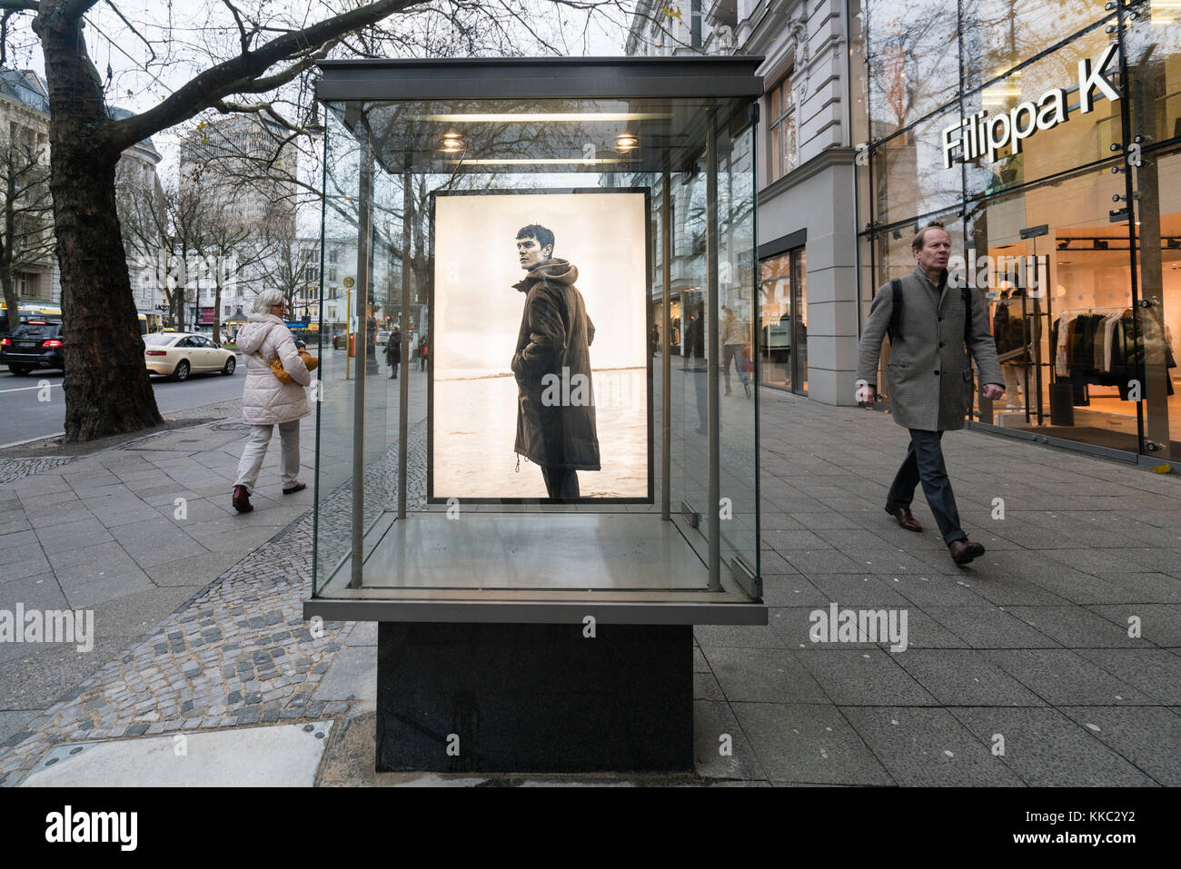 Glasdisplayschrank für Filippa K Boutique in der berühmten Einkaufsstraße Kurfürstendamm, Kudamm, in Berlin, Deutschland. Stockfoto