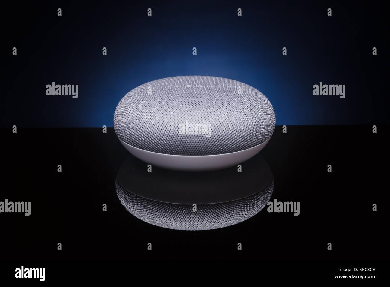 Eine Google Home Mini Stockfoto