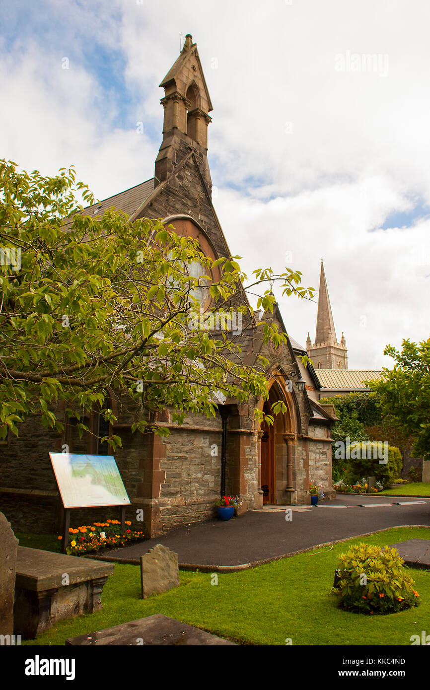 Die kleine St. Augustines Church of Ireland, die an den Mauern der Geburtsstadt Londonderry in Nordirland errichtet wurde. Diese Stadt hat eine Geschichte von viel r Stockfoto