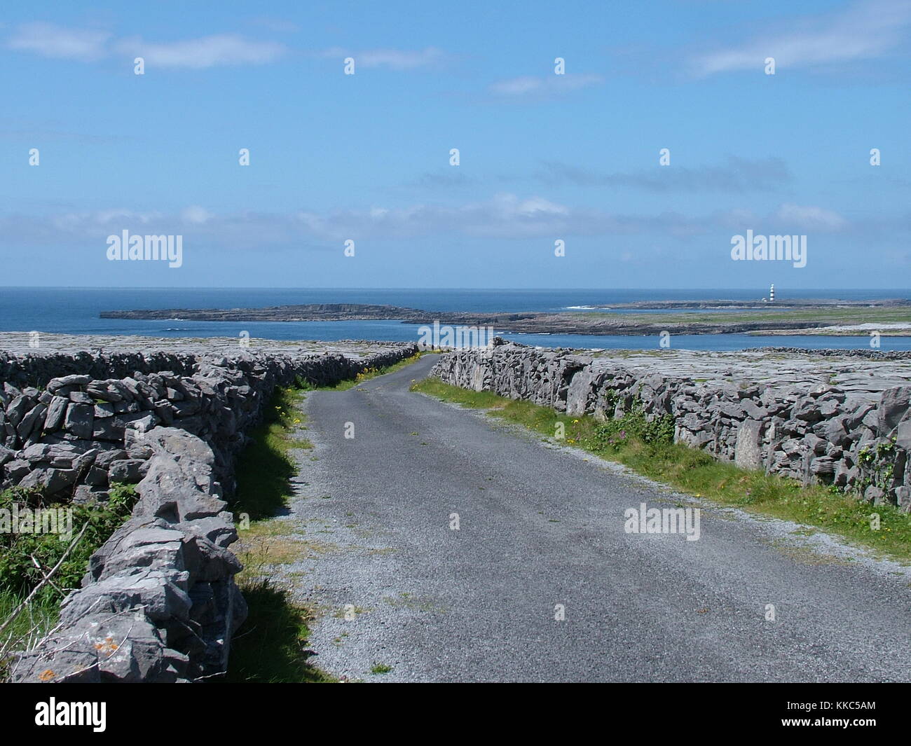 Landstraße auf Inis Mor Island, Aran Islands, Irland Stockfoto