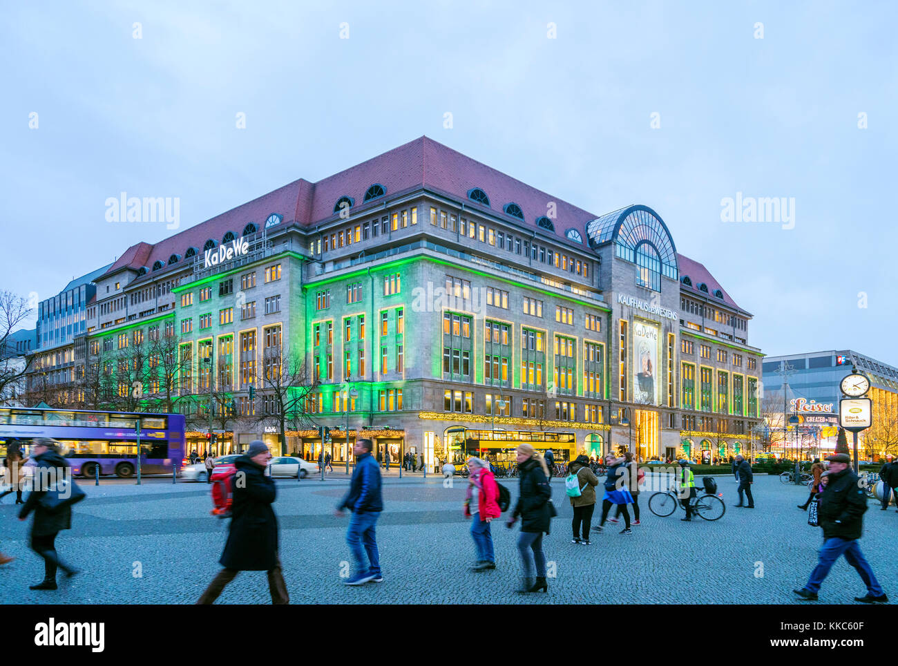 Blick auf die berühmten Kaufhaus KaDeWe Kaufhaus des Westens oder zu Weihnachten auf der berühmten Einkaufsstraße Tauenzienstrasse, in Berlin, Deutschland. Stockfoto