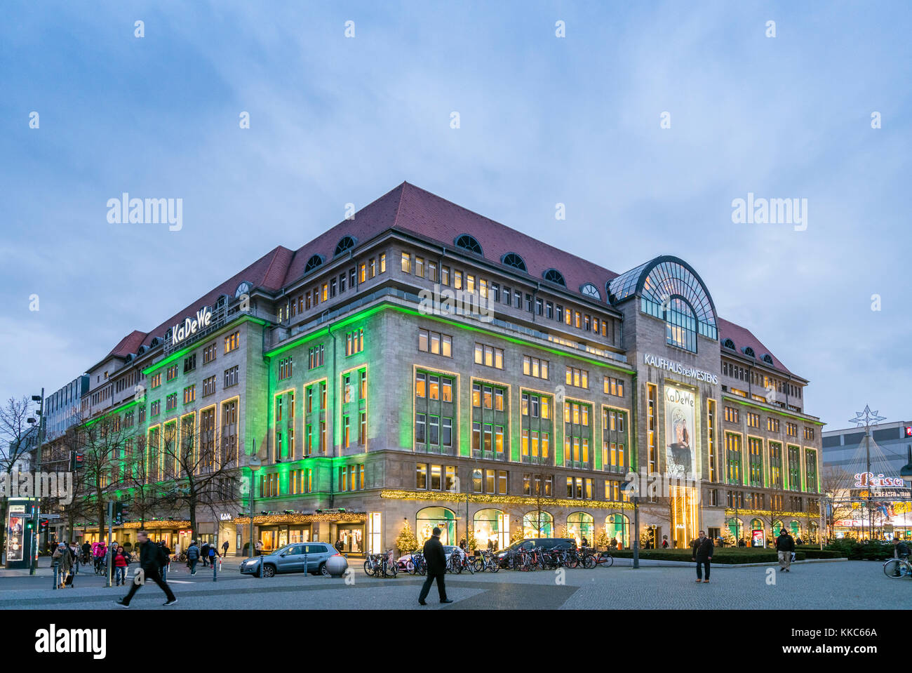 Blick auf die berühmten Kaufhaus KaDeWe Kaufhaus des Westens oder zu Weihnachten auf der berühmten Einkaufsstraße Tauenzienstrasse, in Berlin, Deutschland. Stockfoto