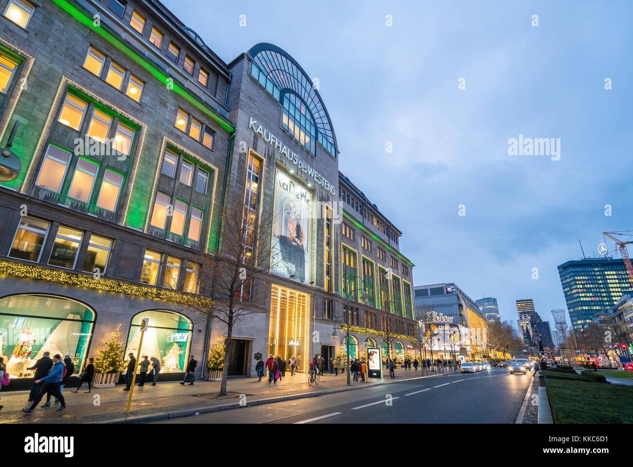 Blick auf die berühmten Kaufhaus KaDeWe Kaufhaus des Westens oder zu Weihnachten auf der berühmten Einkaufsstraße Tauenzienstrasse, in Berlin, Deutschland. Stockfoto