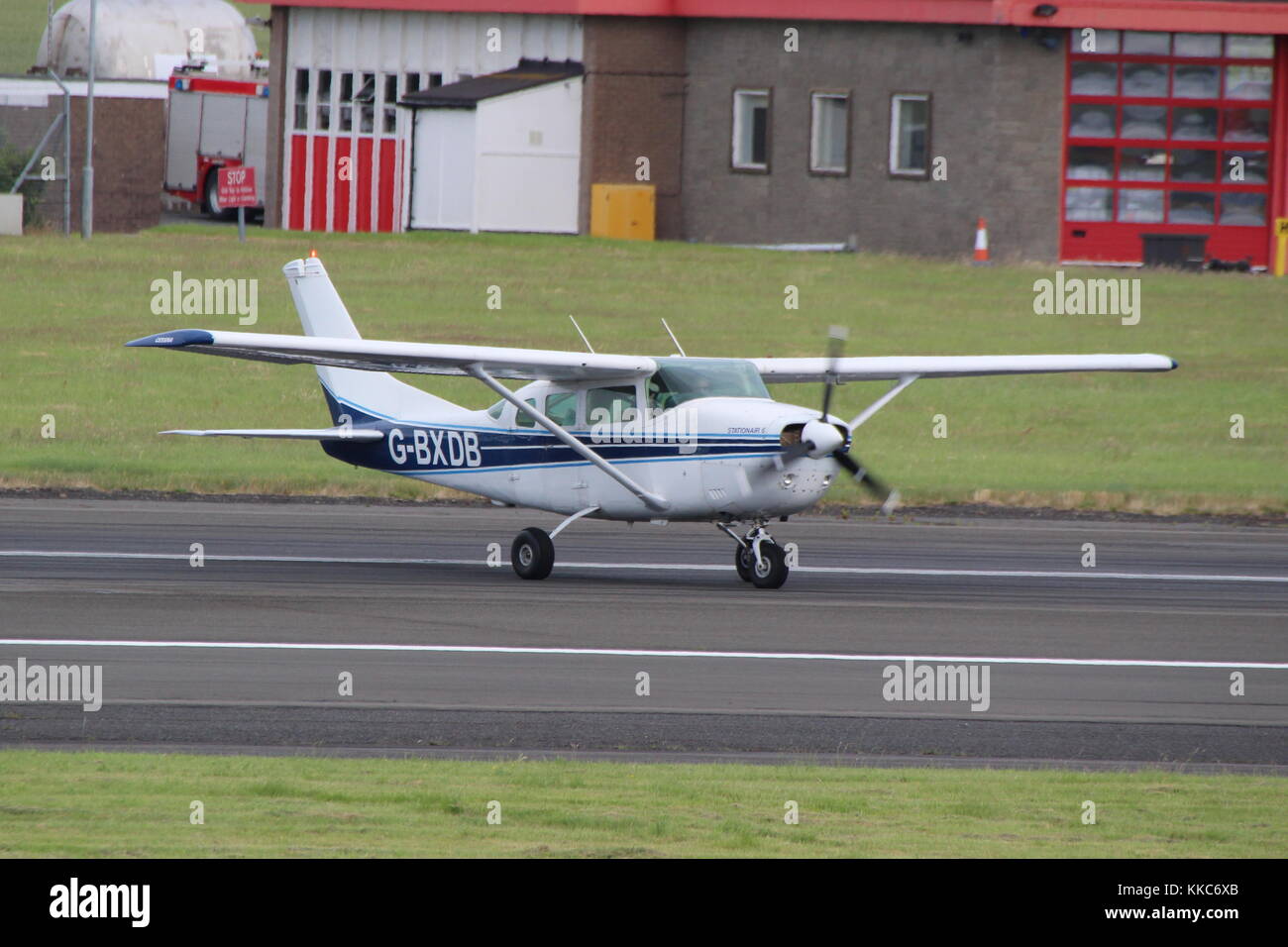 G-bxdb, ein privat geführtes Cessna u206f Stationair, kurz nach der Landung am internationalen Flughafen Prestwick, Ayrshire. Stockfoto