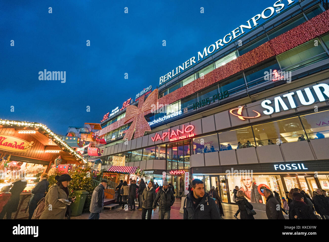 Traditioneller Weihnachtsmarkt außerhalb des Europa-Centers nachts am Breitscheidplatz 2017 in Berlin, Deutschland Stockfoto