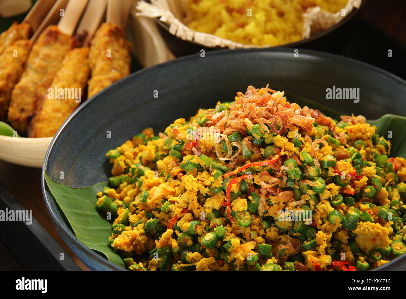 Lawar ayam. balinesischen Salat von lange Bohnen und Hühnchen mit geröstetem Kokos Stockfoto