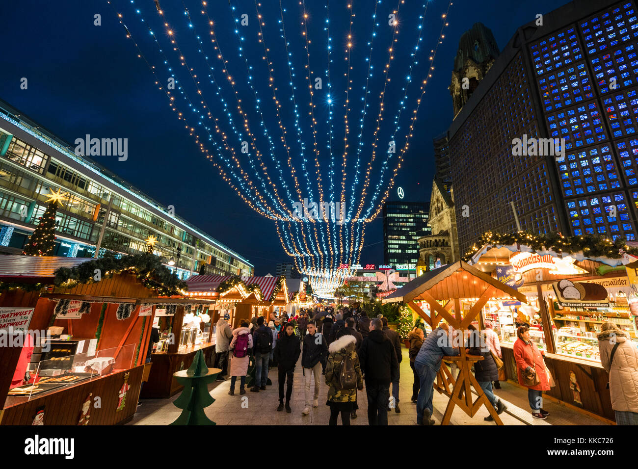 Traditioneller Weihnachtsmarkt in der Nacht auf dem Breitscheidplatz 2017 in Berlin, Deutschland Stockfoto