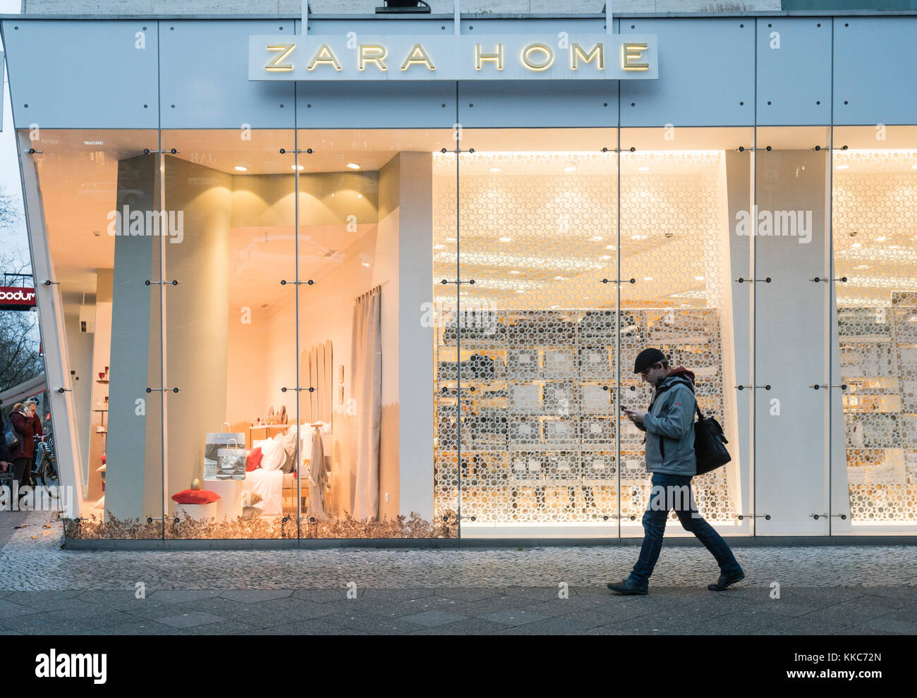 Zara shop front in shopping -Fotos und -Bildmaterial in hoher Auflösung –  Alamy
