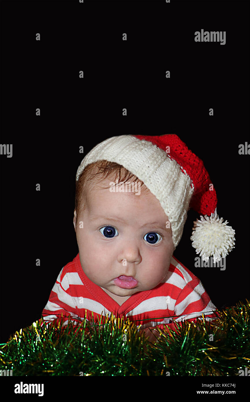 Neugeborene lustig Santa Baby mit sprachlos Angesicht auf schwarzem Hintergrund isoliert. Kann für die Gestaltung von Banner, Flyer, Kalender, Einladungen als Cl. Stockfoto