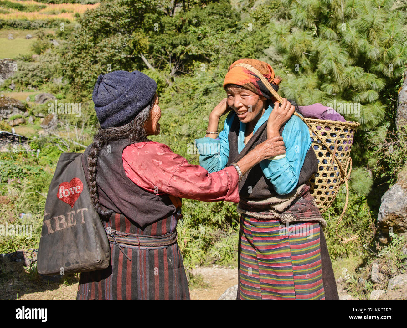 Alte tibetische Frauen auf dem Weg in die Fernbedienung Tsum Valley in der Nähe von Tibet, Gorkha Bezirks, Nepal Stockfoto