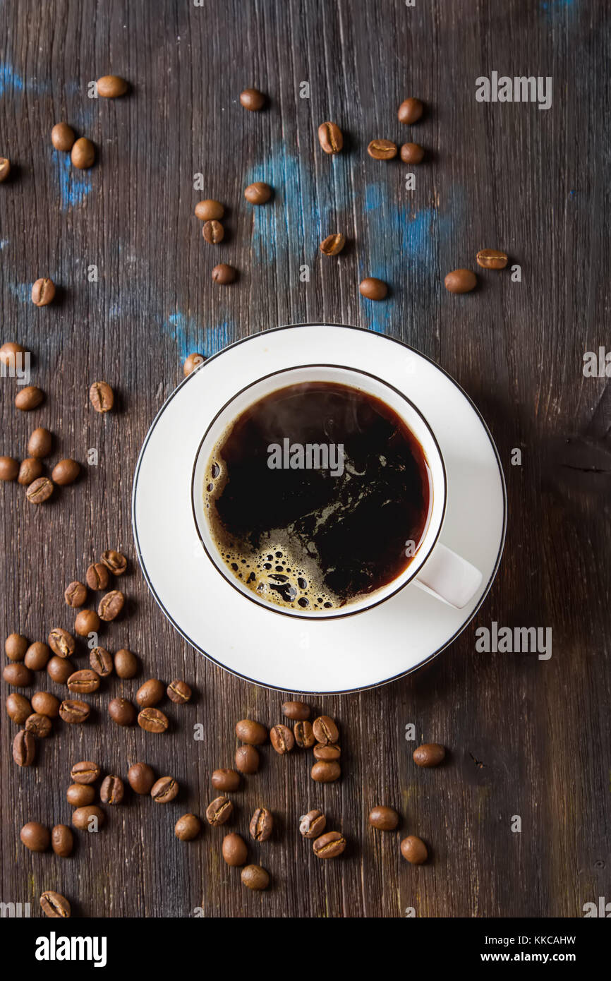 Hausgemachten italienischen Espresso in eine weiße Tasse. dunklen Hintergrund Stockfoto