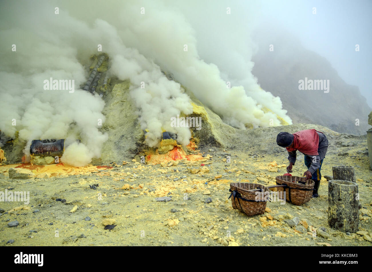 Schwefelbergmann von Kawah Ijen Stockfoto
