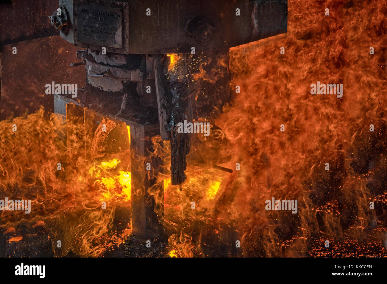 Eine Nahaufnahme eines industriellen Ofen entleert wird mit Feuer und Flammen vorherrschende Stockfoto