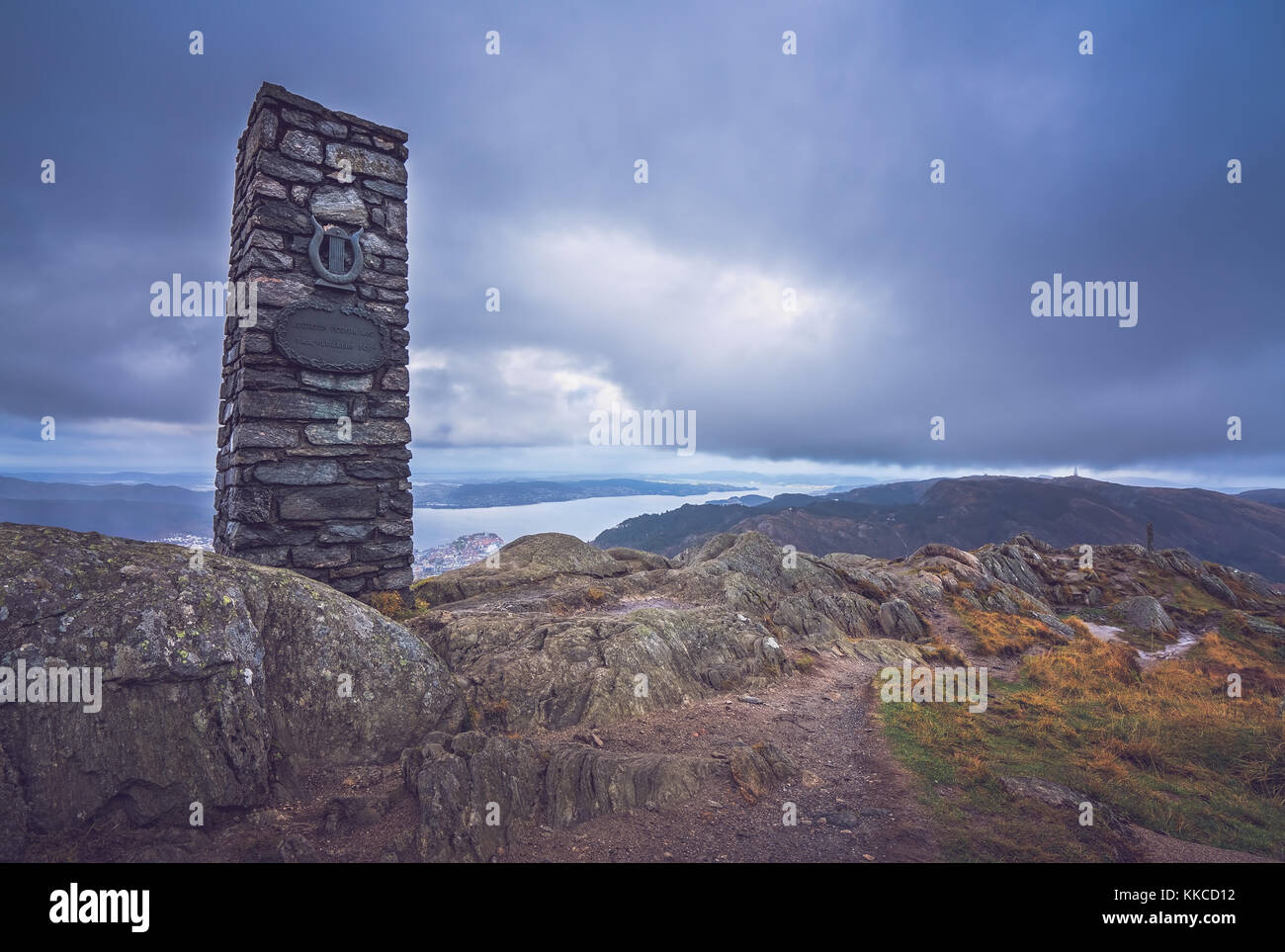 Stein Denkmal auf dem Gipfel des Mount Ulriken, Bergen, Norwegen Stockfoto