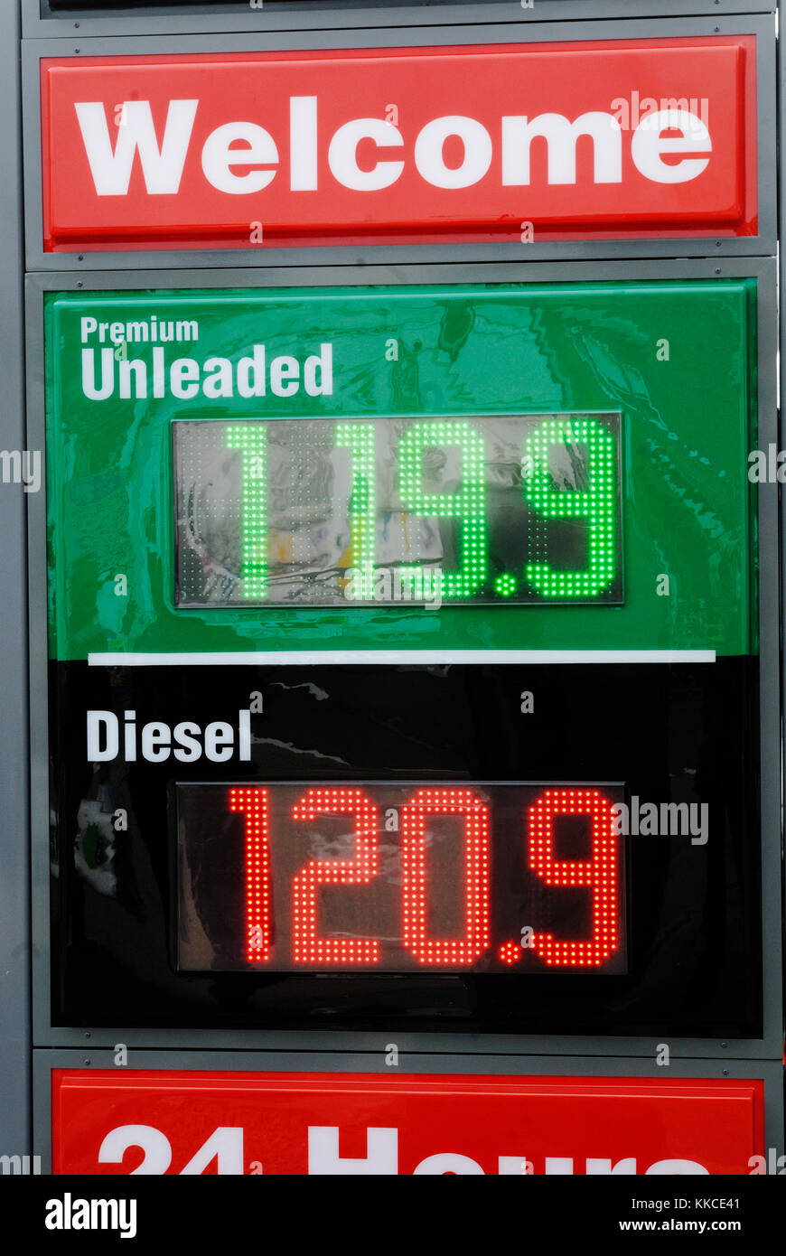 Kraftstoffpreise angezeigt, die außerhalb einer Tankstelle, Aberystwyth, Wales, UK. Stockfoto