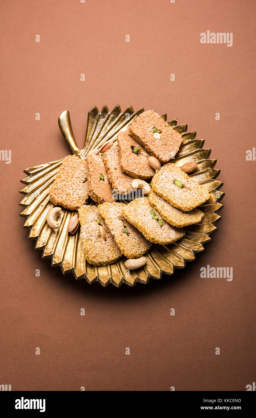 Gajak oder Til papdi oder Patti ist ein trockener süße Kuchen - aus Sesam, Nüssen und jaggery, indischer Winter besonders während makar San verbraucht Stockfoto