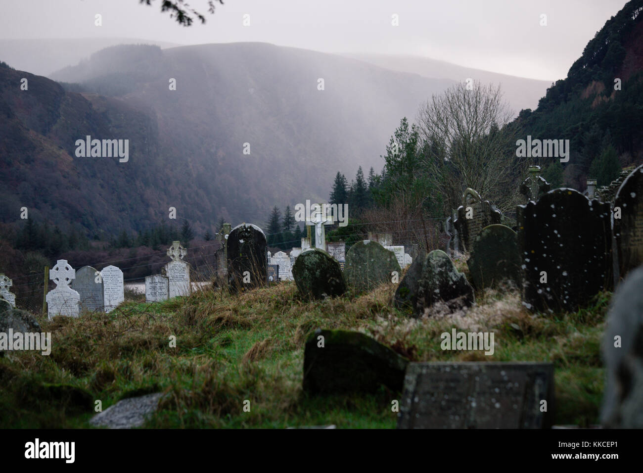 Friedhof mit alten Grabsteinen im unteren Tal an der Klosteranlage Glendalough, Co Wicklow, Irland Stockfoto