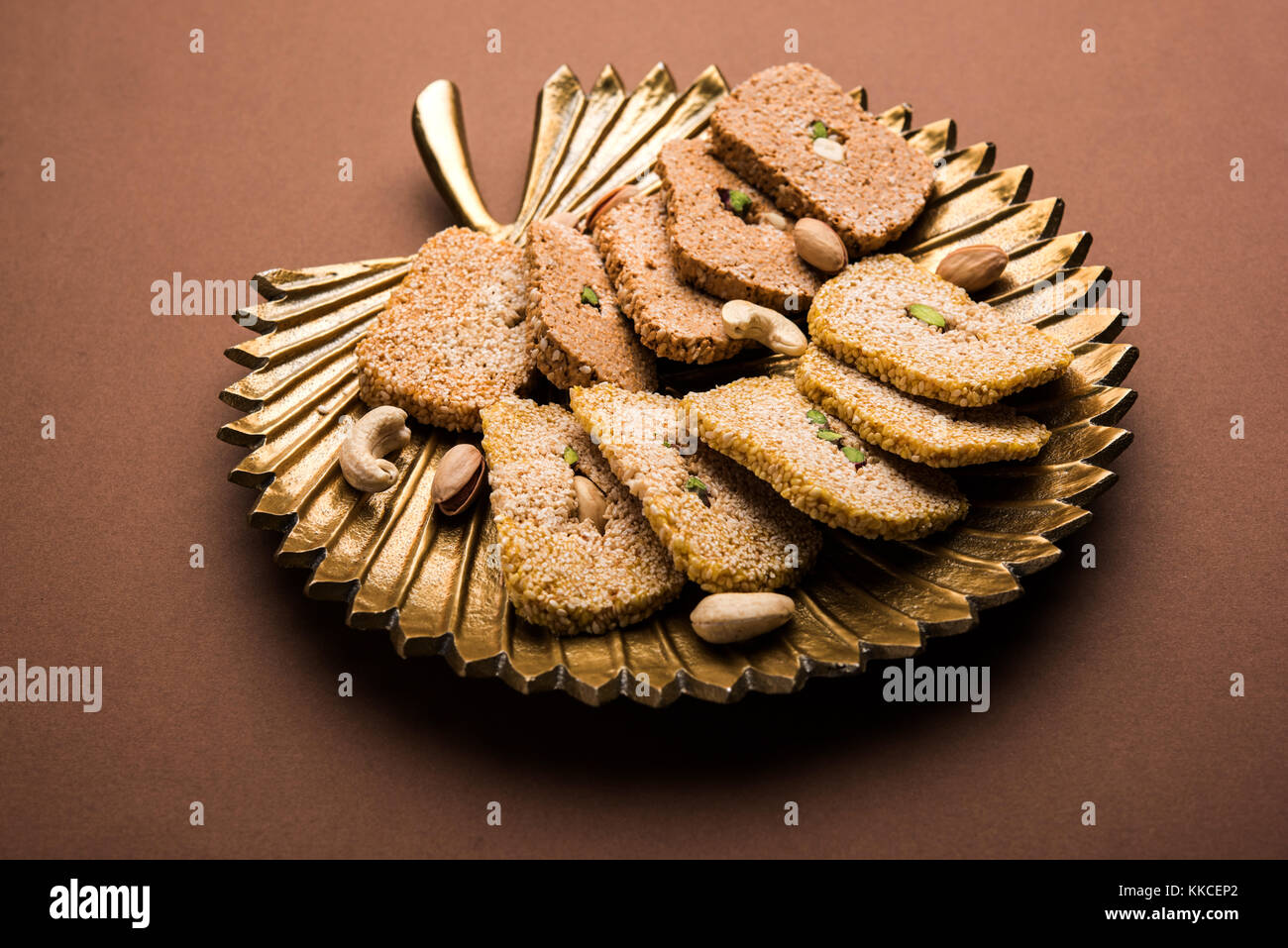 Gajak oder Til papdi oder Patti ist ein trockener süße Kuchen - aus Sesam, Nüssen und jaggery, indischer Winter besonders während makar San verbraucht Stockfoto
