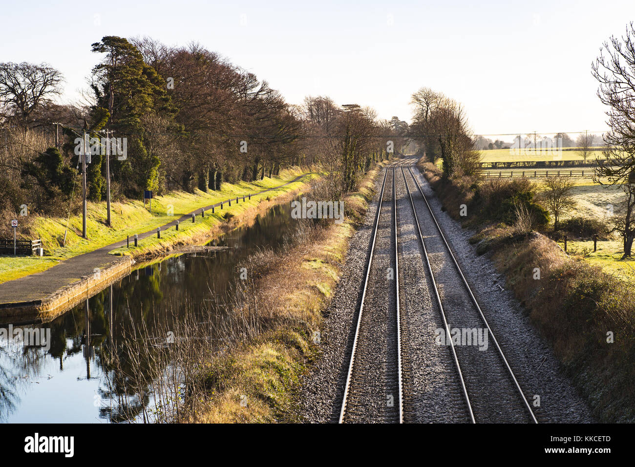 Der DART-Bahn Spur, die mit dem Royal Canal in Maynooth, Grafschaft Kildare, Irland Stockfoto