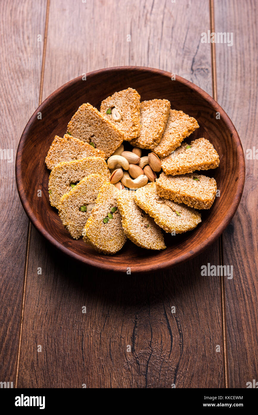 Gajak oder Til papdi oder Patti ist ein trockener süße Kuchen - aus Sesam, Nüssen und jaggery, indischer Winter besonders während makar San verbraucht Stockfoto
