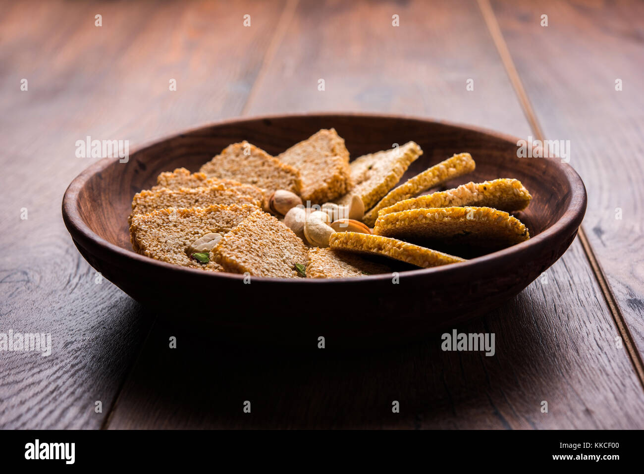 Gajak oder Til papdi oder Patti ist ein trockener süße Kuchen - aus Sesam, Nüssen und jaggery, indischer Winter besonders während makar San verbraucht Stockfoto