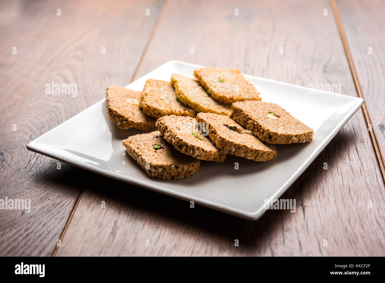 Gajak oder Til papdi oder Patti ist ein trockener süße Kuchen - aus Sesam, Nüssen und jaggery, indischer Winter besonders während makar San verbraucht Stockfoto