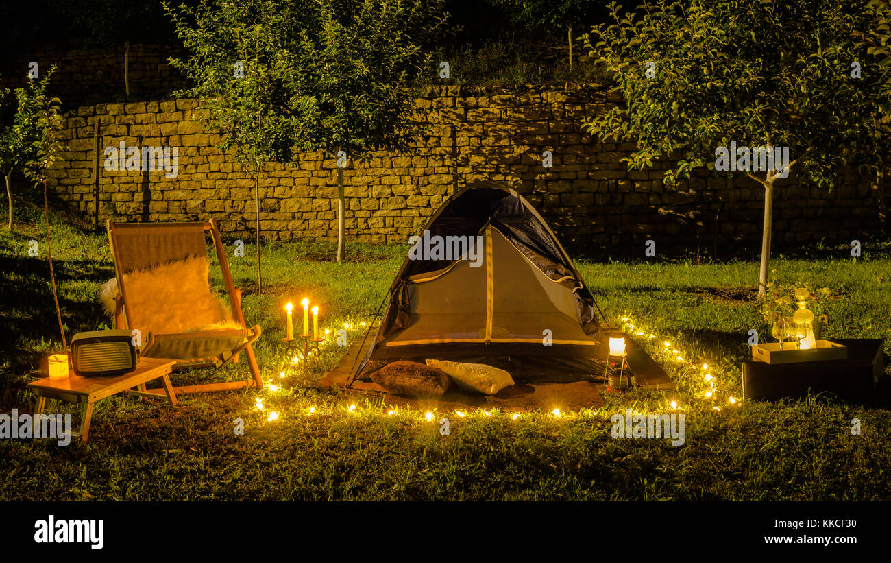 Romantischer Abend mit einem Zelt in der Nacht in den Hof Stockfotografie -  Alamy