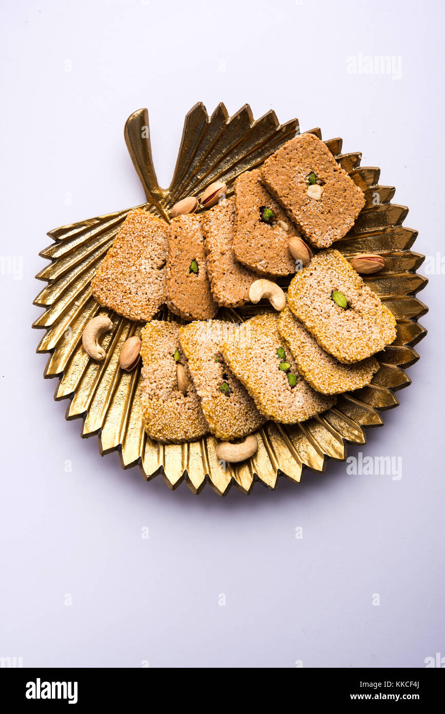 Gajak oder Til papdi oder Patti ist ein trockener süße Kuchen - aus Sesam, Nüssen und jaggery, indischer Winter besonders während makar San verbraucht Stockfoto