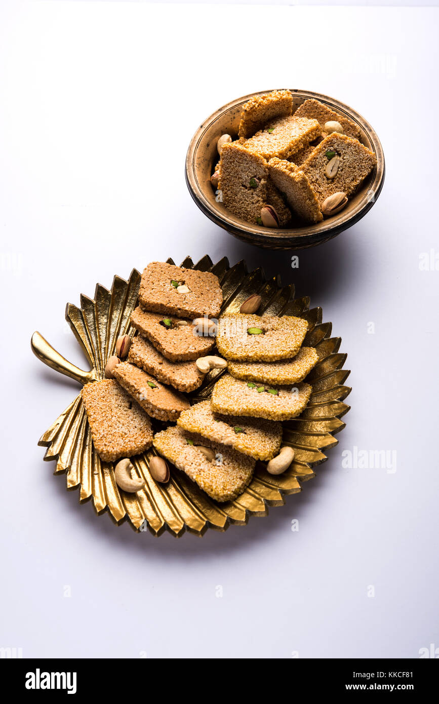 Gajak oder Til papdi oder Patti ist ein trockener süße Kuchen - aus Sesam, Nüssen und jaggery, indischer Winter besonders während makar San verbraucht Stockfoto