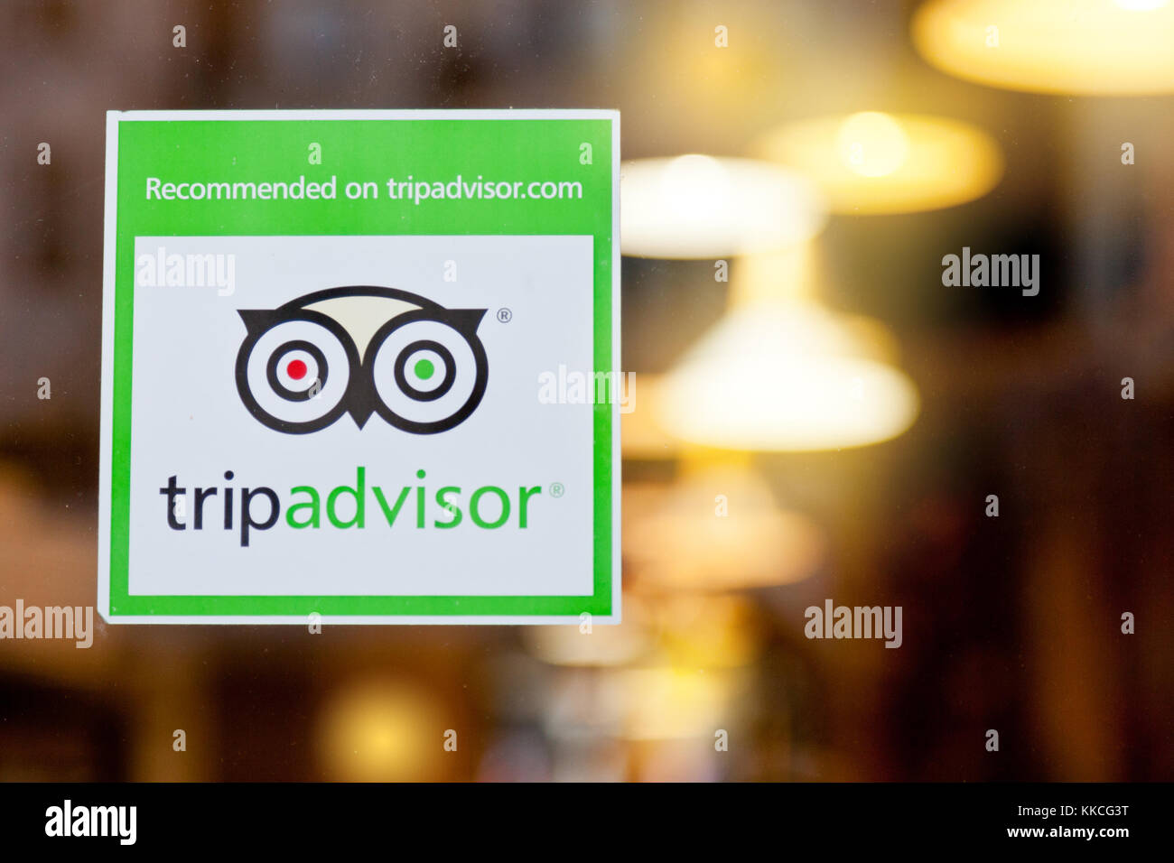 Türschilder - empfohlen auf TripAdvisor, Aufkleber im Restaurant Stockfoto
